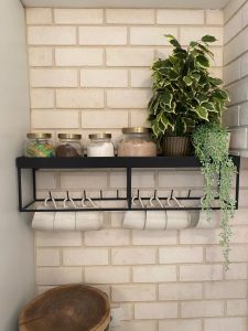 ⁦מדף קיר עם מתלים ממתכת - שחור/זהב⁩ – תמונה ⁦3⁩