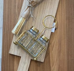 ⁦סט מלח פלפל עם מעמד - שחור/זהב⁩ – תמונה ⁦2⁩