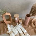 סט 10 מפיות לבנות + 10 חבקים + ראנר מוקה