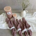 סט 10 מפיות ורוד עתיק + 10 חבקים + ראנר בצבע לבן שבור