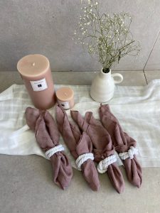 סט 10 מפיות ורוד עתיק + 10 חבקים + ראנר בצבע לבן שבור