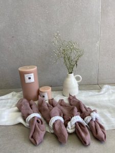 סט 10 מפיות ורוד עתיק + 10 חבקים + ראנר בצבע לבן שבור – תמונה 3