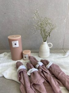 סט 10 מפיות ורוד עתיק + 10 חבקים + ראנר בצבע לבן שבור – תמונה 4