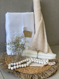 ⁦סט לעיצוב שולחן חג לבן חרוזים⁩ – תמונה ⁦4⁩