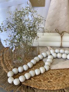 ⁦סט לעיצוב שולחן חג לבן חרוזים⁩ – תמונה ⁦2⁩