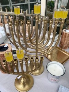 ⁦חנוכיה מעוצבת בצבע זהב⁩ – תמונה ⁦5⁩