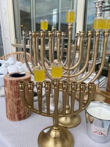 ⁦חנוכיה מעוצבת בצבע זהב⁩ – תמונה ⁦4⁩