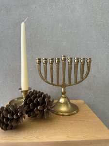 חנוכיה מעוצבת בצבע זהב