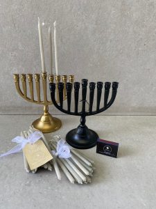 ⁦חנוכיה מעוצבת בצבע זהב⁩ – תמונה ⁦3⁩