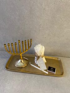 ⁦חנוכיה מעוצבת בצבע זהב⁩ – תמונה ⁦2⁩