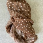 צעיף שיק חום נקודות