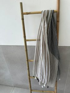 צעיף שיק בגווני חול-שחור – תמונה 2