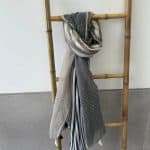 צעיף שיק בגווני חול-שחור