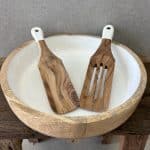 קערת סלט מעץ עם זוג כפות