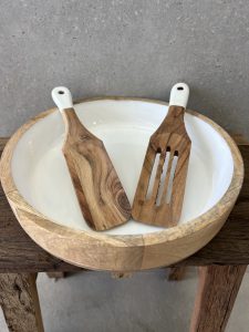 קערת סלט מעץ עם זוג כפות