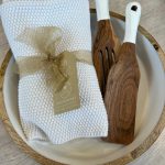 מארז מתנה - קערת עץ עם כפות הגשה ומגבת