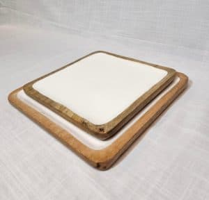 ⁦מארז מתנה - מגש עץ, זוג מגבות ולב דקורציה⁩ – תמונה ⁦2⁩