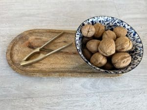 ⁦מארז מתנה - קערה, מפצח אגוזים ומגש עץ⁩ – תמונה ⁦2⁩