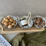 מארז מתנה - מגש עץ קעריות ומפצח אגוזים