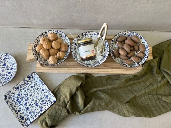 ⁦מארז מתנה - מגש עץ קעריות ומפצח אגוזים⁩ – תמונה ⁦2⁩