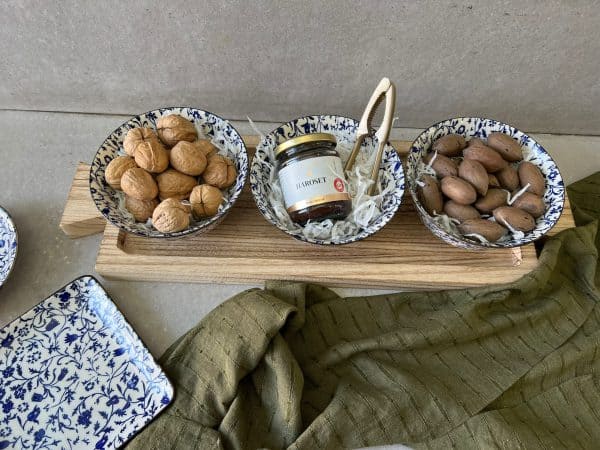 ⁦מארז מתנה - מגש עץ קעריות ומפצח אגוזים⁩ – תמונה ⁦3⁩