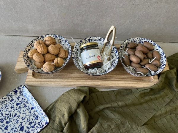 ⁦מארז מתנה - מגש עץ קעריות ומפצח אגוזים⁩ – תמונה ⁦4⁩