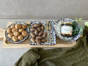 ⁦מארז מתנה - מגש עץ קעריות ומפצח אגוזים⁩ – תמונה ⁦5⁩