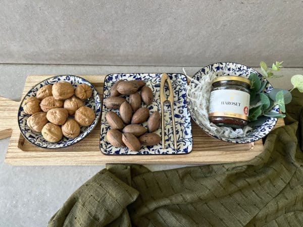 ⁦מארז מתנה - מגש עץ קעריות ומפצח אגוזים⁩ – תמונה ⁦5⁩