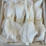 סט מפיות לבנות וחבקי פנינה