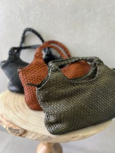 ⁦תיק עור קלוע⁩ – תמונה ⁦2⁩