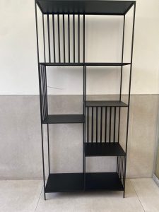 ⁦ספריית מתכת שחורה - פסים⁩ – תמונה ⁦2⁩