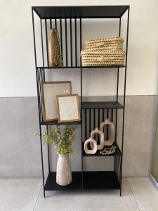 ⁦ספריית מתכת שחורה - פסים⁩ – תמונה ⁦8⁩