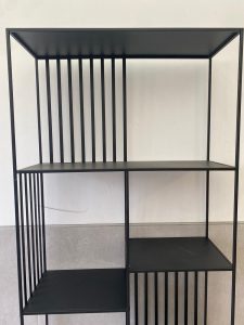 ⁦ספריית מתכת שחורה - פסים⁩ – תמונה ⁦4⁩