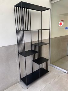 ⁦ספריית מתכת שחורה - פסים⁩ – תמונה ⁦3⁩