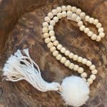 שרשרת חרוזי עץ פונפון ופרנזים