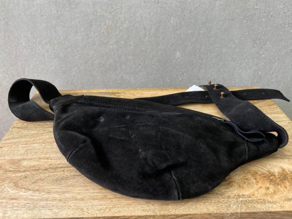 ⁦תיק פאוץ' עור זמש שחור⁩ – תמונה ⁦2⁩