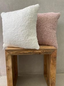 ⁦כרית נוי פרוותית - ורוד⁩ – תמונה ⁦3⁩