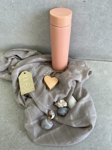 ⁦מארז צעיף ובקבוק חם⁩ – תמונה ⁦2⁩