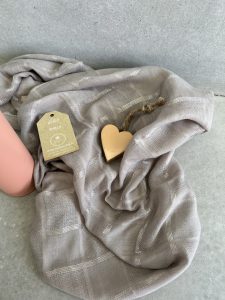 ⁦מארז צעיף ובקבוק חם⁩ – תמונה ⁦3⁩