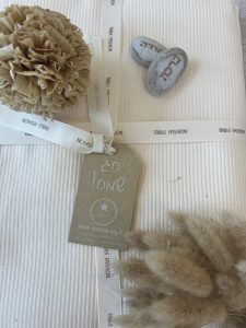 ⁦מפת שולחן מרובעת צבע קרם- דגם ריבס⁩ – תמונה ⁦2⁩