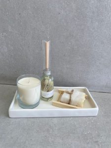 מארז מתנה מפנק על מגש לבן