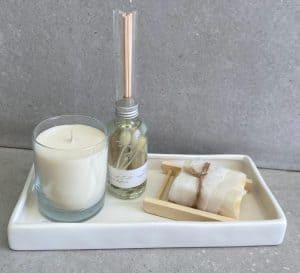 ⁦מארז מתנה מפנק על מגש לבן⁩ – תמונה ⁦2⁩