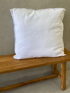 כרית כותנה לבנה מסגרת תפורה