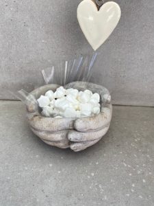 מתנה קערת ידיים מבטון ונשיקות