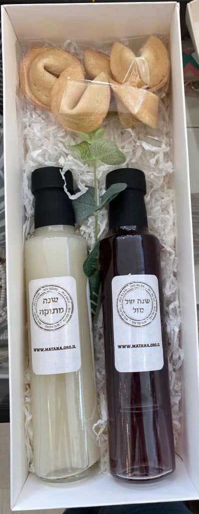 ⁦מארז מתנה ליקר ועוגיות מזל⁩ – תמונה ⁦3⁩