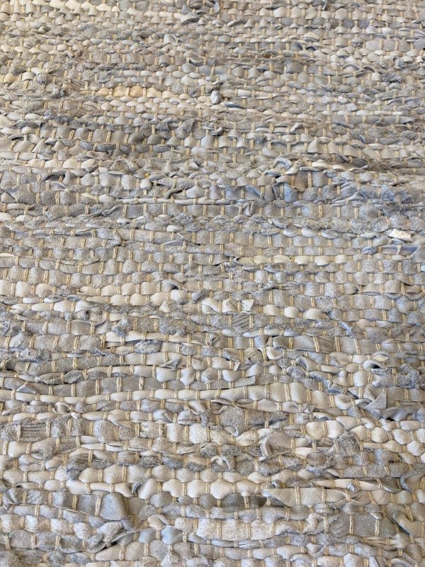 ⁦שטיח רצועות עור תכלת אפרפר⁩ – תמונה ⁦2⁩