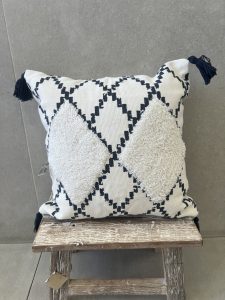 ⁦כרית לבנה מעויינים כחול כהה⁩ – תמונה ⁦6⁩