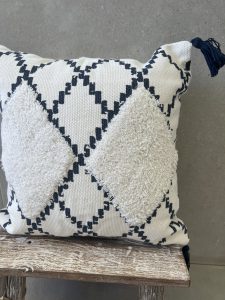 ⁦כרית לבנה מעויינים כחול כהה⁩ – תמונה ⁦3⁩