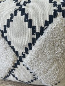 ⁦כרית לבנה מעויינים כחול כהה⁩ – תמונה ⁦4⁩