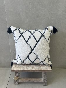 כרית לבנה מעויינים כחול כהה